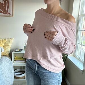 Med Abercrombie & Fitch soft pink off the shoulder sweater
